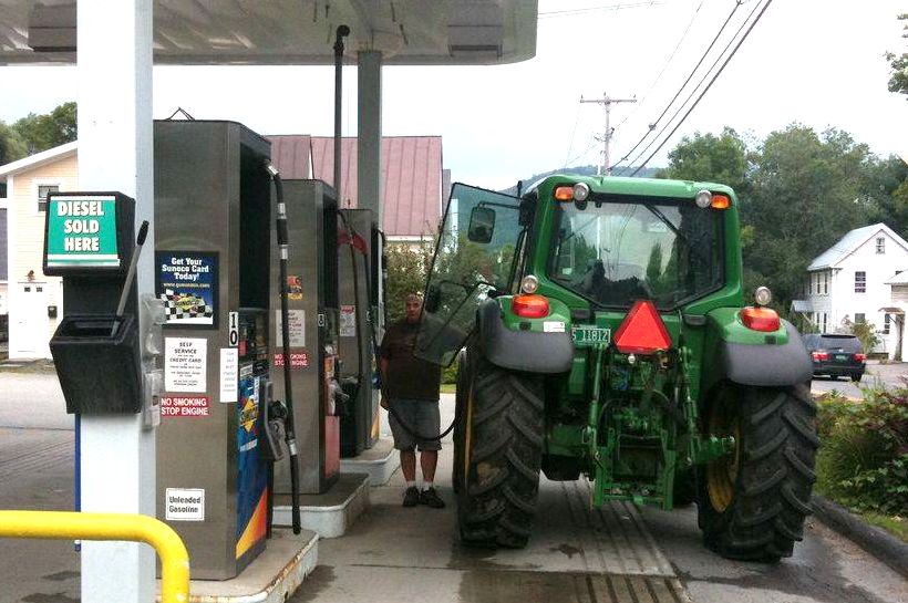 traktor tankolás benzinkút