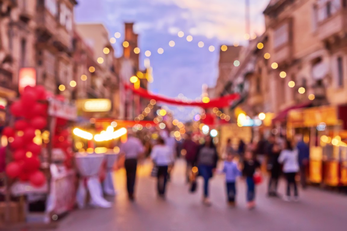 defocused crowd of people during christmas fair an 2022 11 11 06 29 31 utc