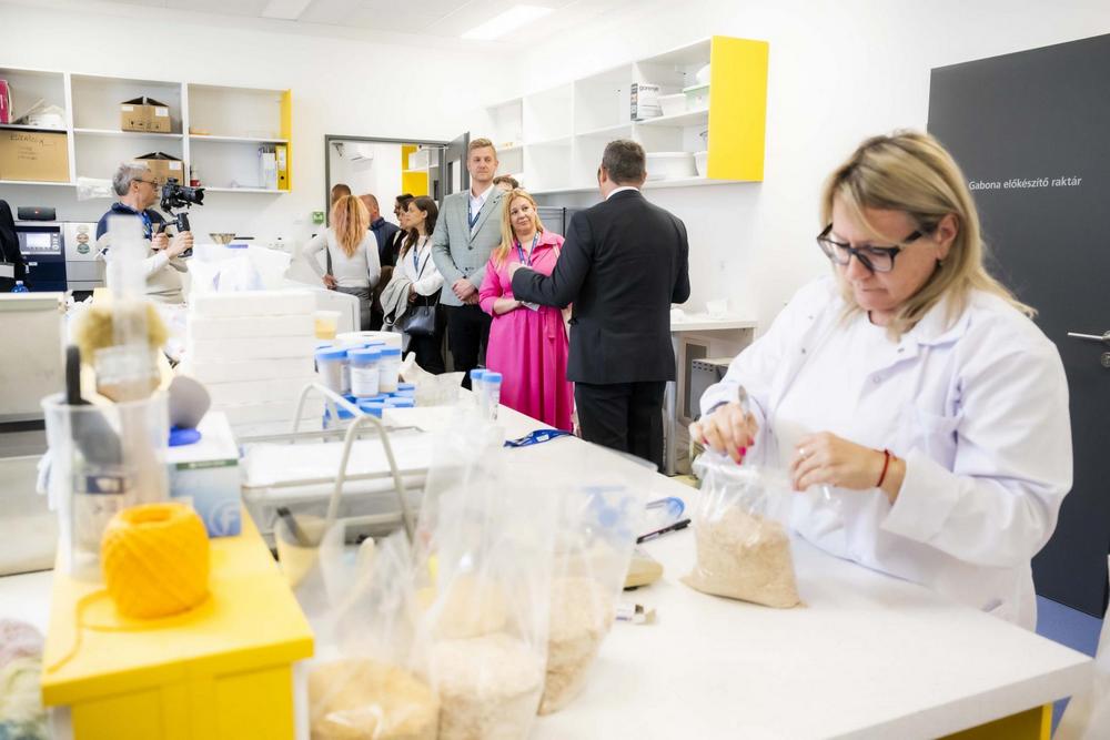 Mezőgazdasági termények vizsgálatával foglalkozó mintavételi laboratórium létesült Fóton 1 labor fot