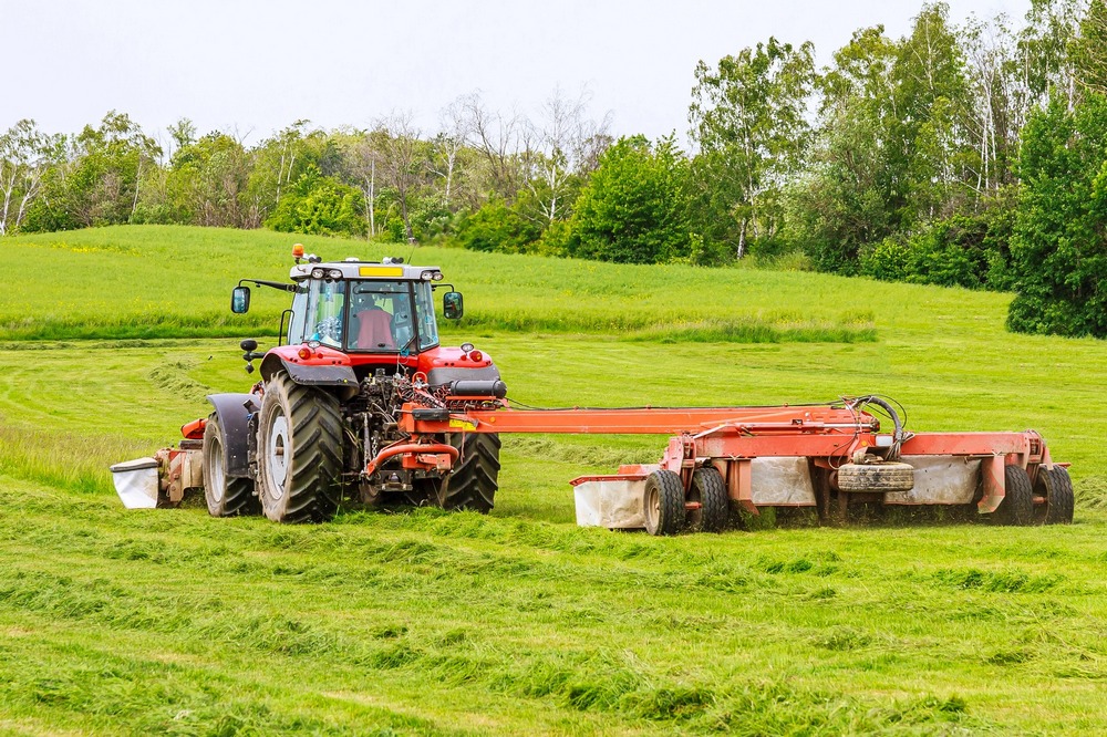 Meghívó: Természetkímélő kaszálás – bemutató Kőszegen 1 traktor kaszalas
